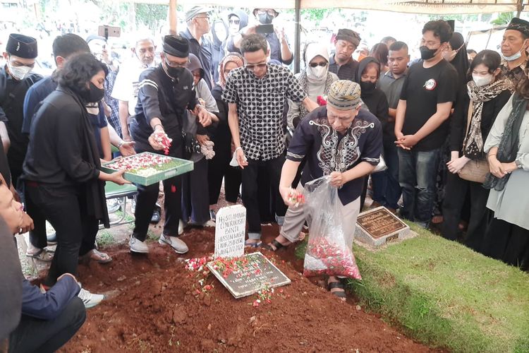 Aktris peran Aminah Cendrakasih, pemeran Mak Nyak dalam Si Doel Anak Sekolahan dimakamkan di TPU Karet Bivak, Jakarta Pusat, Kamis (21/12/2022).