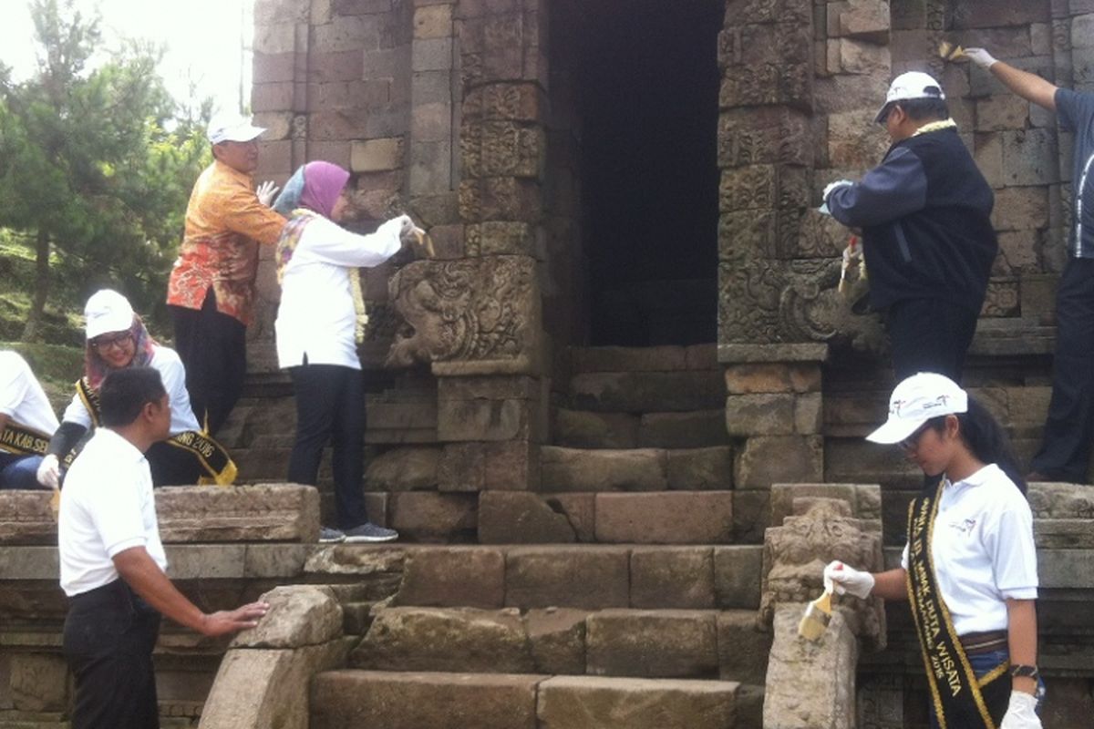 Masyarakat dan Kementerian Pariwisata melakukan Gerakan Bersih Obyek Wisata di Candi Gedongsongo, Kabupaten Semarang, Rabu (12/4/2017).