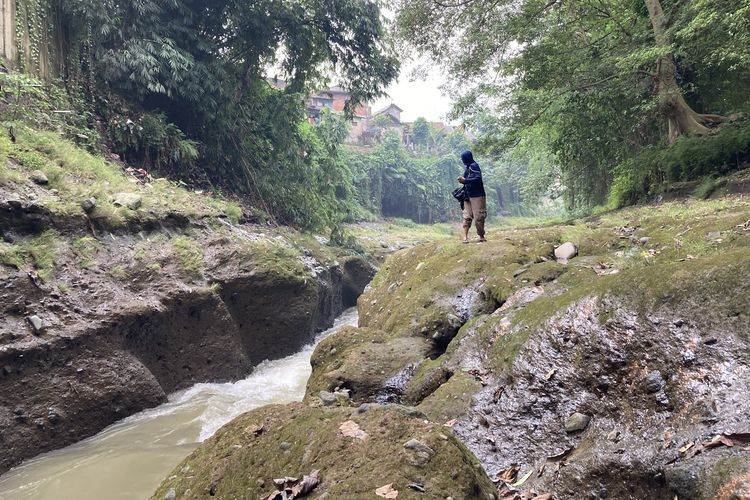 Salah satu titik Sungai Ciliwung yang memiliki pesona indah, lengkap dengan pepohona rindang, serta rerumputan dan semak belukar yang masih hijau dan asri, Kota Bogor, Senin (24/5/2021).