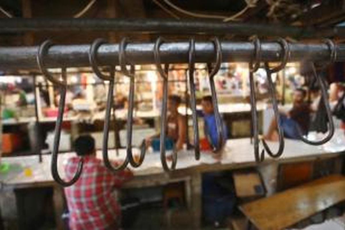 Los pedagang daging sapi di Pasar Senen, Jakarta Pusat tampak tidak ada aktivitas seperti biasanya, Minggu (9/8/2015). Harga daging sapi di pasar tradisional masih tinggi di kisaran Rp 120.000 per kilogram. 