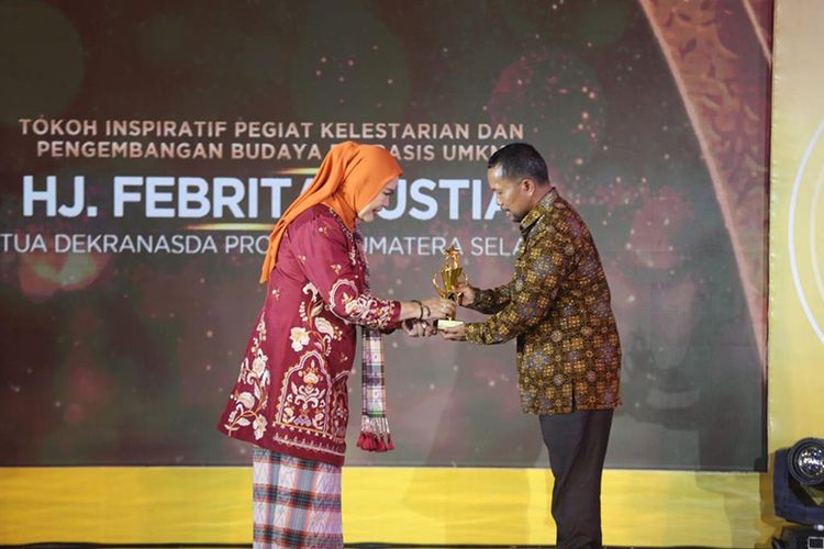 Ketua Dekranasda Provinsi Sumatera Selatan saat menerima Anugerah Tokoh Inspiratif di Festival6, Sabtu (8/7/2023).