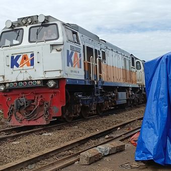 Salah satu kereta api tengah melintas di jalur Petak Cicalengka-Haurpugur usai insiden kecelakaan kereta api yang terjadi pada Jumat lalu