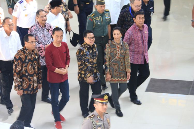 Presiden Joko Widodo bersama rombongan saat meresmikan layanan KA Bandara Soekarno-Hatta, Tangerang, Selasa (2/1/2018). 