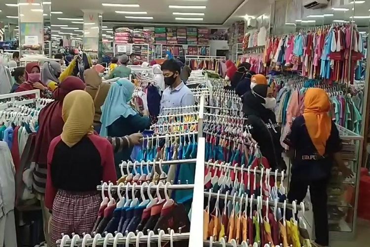 Warga Majalengka Jawa Barat saat memenuhi pusat perbelanjaan sandang menjelang Lebaran Idul Fitri 1442 H untuk berburu baju baru. 