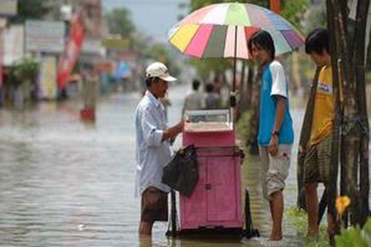 Banjir masih menggenangi Jalan Jenderal Ahmad Yani, Samarinda, Kalimantan Timur, Sabtu (29/11). Banjir sejak Senin (24/11) itu akibat hujan dan meluapnya Sungai Karangmumus. Kondisi itu terkait dengan penambangan dan kritisnya hulu daerah aliran sungai atau DAS Karangmumus. 