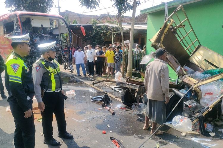 Polisi saat melakukan olah TKP kecelakaan Bus Pariwisata PO Sinar Dempo di Singosari, Kabupaten Malang, Rabu (20/3/2024).
