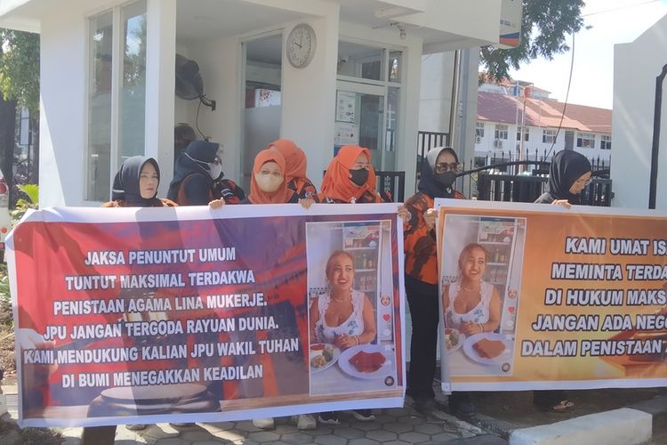 Aksi dari puluhan emak-emak yang tergabung dalam DPW Srikandi Sumatera Selatan melakukan aksi demo di depan gedung Pengadilan Negeri Kelas 1 Palembang jelang sidang dakwaan Lina Mukherjee, Selasa (25/7/203).