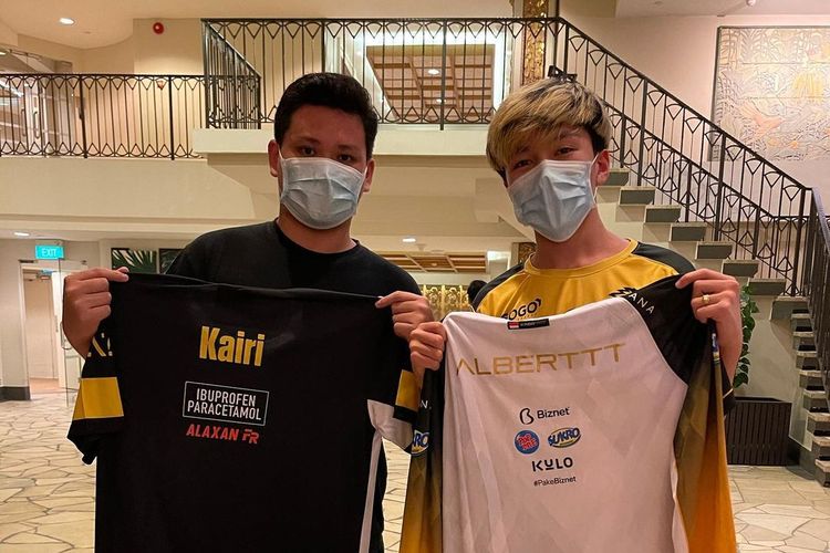 Alberttt dari RRQ Hoshi (kiri) dan Kairi dari Onic PH (kanan) yang sedang bertukar baju di sela momen M3 World Championship.