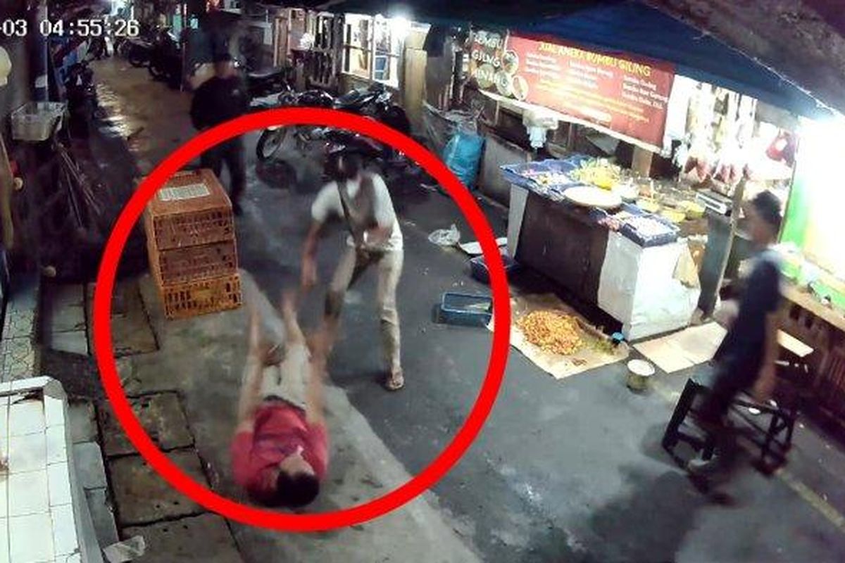 Tangkapan layar seorang pedagang bumbu di Pasar Lontar, Koja, Jakarta Utara diserang seorang pria menggunakan celurit, Sabtu (3/2/2024) lalu.