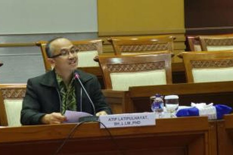 Calon hakim konstitusi Atip Latipulhayat saat mengikuti uji kelayakan dan uji kepatutan di ruang rapat Komisi III DPR,  Gedung Parlemen, Jakarta, Rabu (5/3/2014).