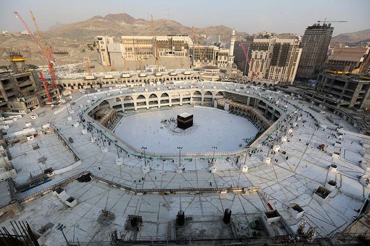 Situasi di sekitar Kabah, di dalam Masjidil Haram, Arab Saudi, kosong dari para jemaah saat diberlakukan sterilisasi, Kamis (5/3/2020). Terkait merebaknya virus corona, Pemerintah Arab Saudi menutup sementara kegiatan umrah dan melakukan sterilisasi di sekitar Kabah termasuk lokasi untuk melakukan sai di antara Bukit Safa dan Marwah.