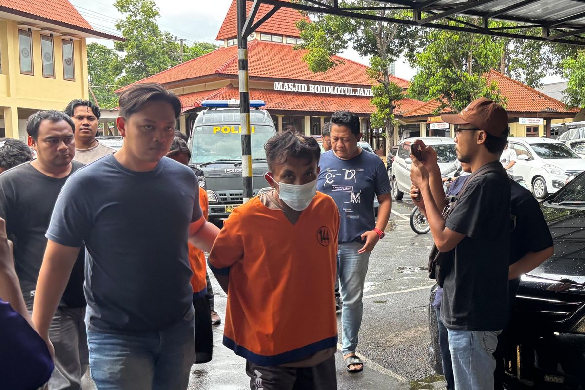Pelaku pembacokan Banyuwangi digiring polisi di Mapolresta Banyuwangi, Senin (10/3/2025). 