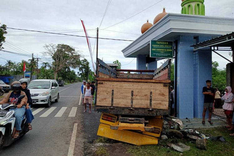 Truk saat menabrak gapura masjid 