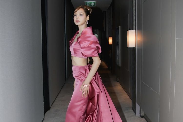 Gaya anggun Lisa BLACKPINK dalam balutan gaun.