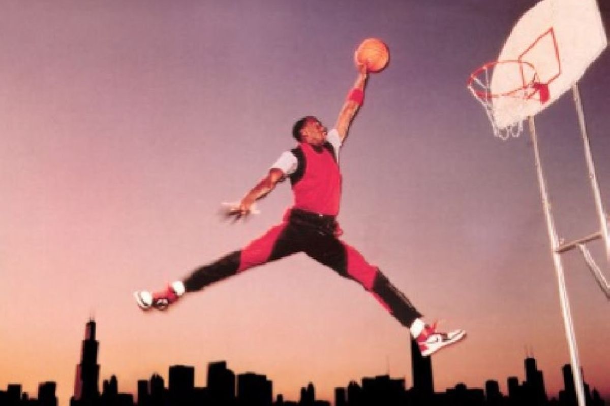 Foto yang dibuat oleh Nike, saat Michael Jordan berpose dengan latar belakang siluet gedung-gedung pencakar langit di Chicago. Namun, dalam pose kali ini Jordan sudah mengenakan seragam hitam-merah milik klub Bulls Chicago.