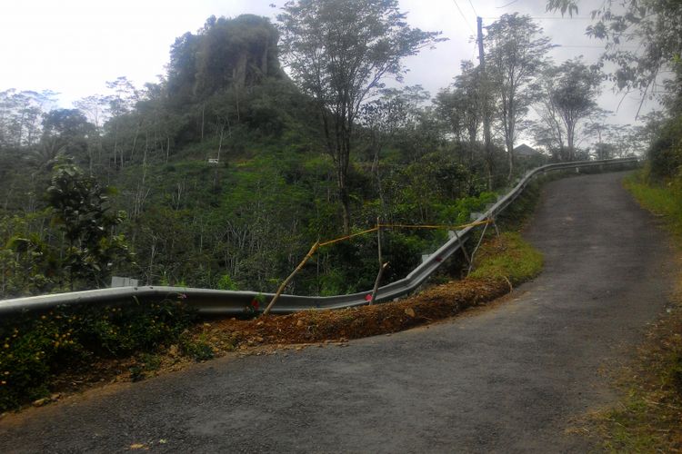 Salah satu lokasi longsor di jalan aspal menuju destinasi wisata Puncak Suroloyo. 