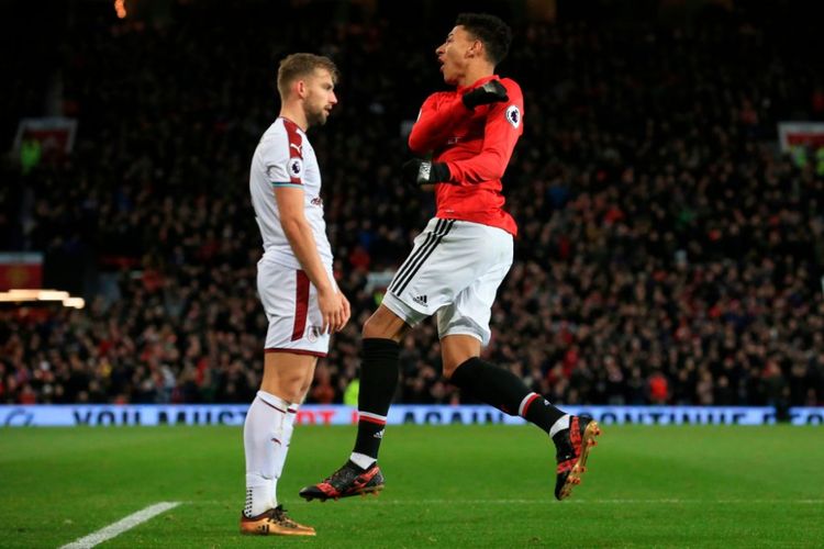 Pemain Manchester United, Jesse Lingard (merah) melakukan selebrasi saat mencetak gol ke gawang Burnley pada lanjutan laga Liga Inggris, Selasa (26/12/2017).