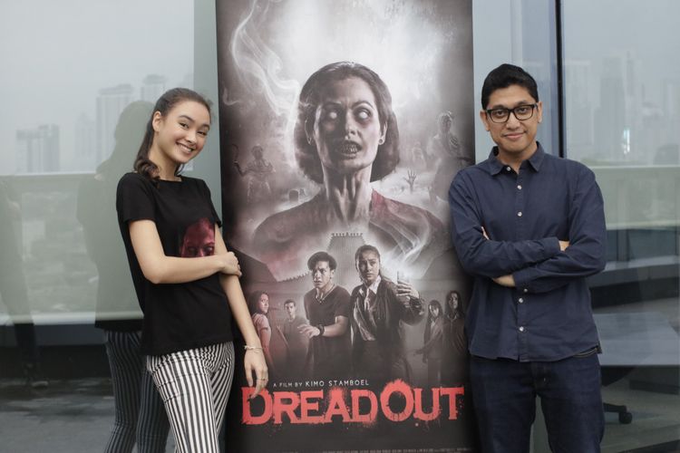 Aktor peran Caitlin Halderman dan sutradara Kimo Stamboel (kanan) berpose di sela wawancara promo film DreadOut di Menara Kompas Gramedia, Palmerah Selatan, Jakarta, Rabu (12/12/2018). Film yang bergenre horor ini diangkat dari sebuah game buatan developer lokal Indonesia yaitu Digital Hapiness. Film ini akan segera tayang pada 3 Januari 2019 mendatang.