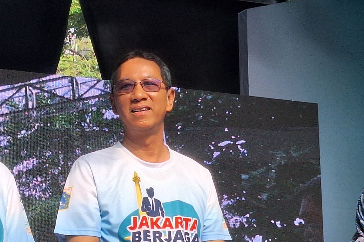 Pj Gubernur DKI Jakarta, Heru Budi Hartono saat menghadiri acara Jakarta Berjaga di Parkir Selatan, Stadiun Utama Gelora Bung Karno, Jakarta Pusat, Minggu (9/6/2024).