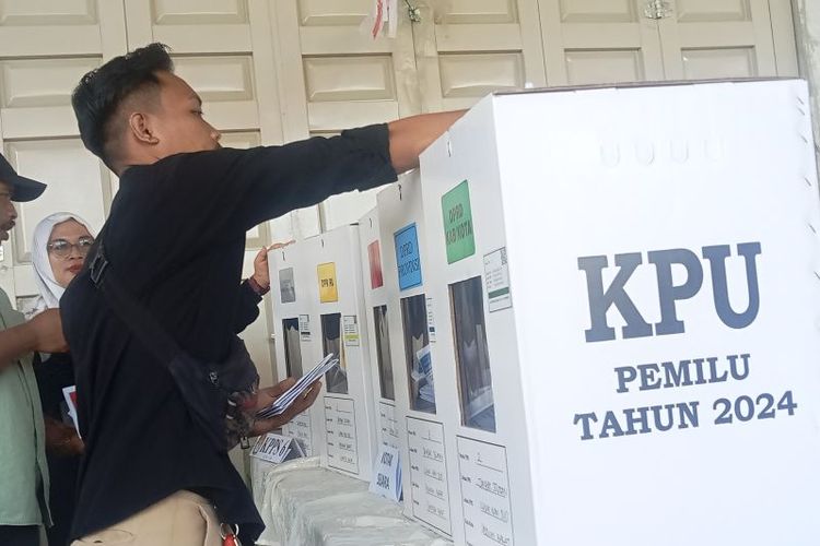 Salah seorang warga Pasaman Barat saat melakukan pemungutan suara Pemilu 2024. KPU setempat menjadwalkan pemungutan suara ulang di TPS 08 Lingkuang Aua Kecamatan Pasaman pada 24 Februari 2024.  