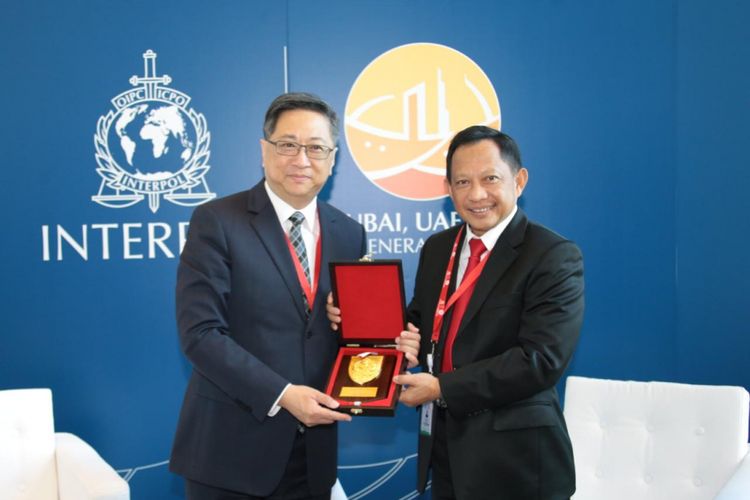 Kapolri Jenderal (Pol) Muhammad Tito Karnavian saat pertemuan bilateral antara dirinya dengan Commissioner of Hong Kong Police Force, Lo Wai-Chung Stephen saat hari kedua Sidang Umum Interpol ke-87 di Dubai, Uni Emirat Arab, Senin (19/11/2018).