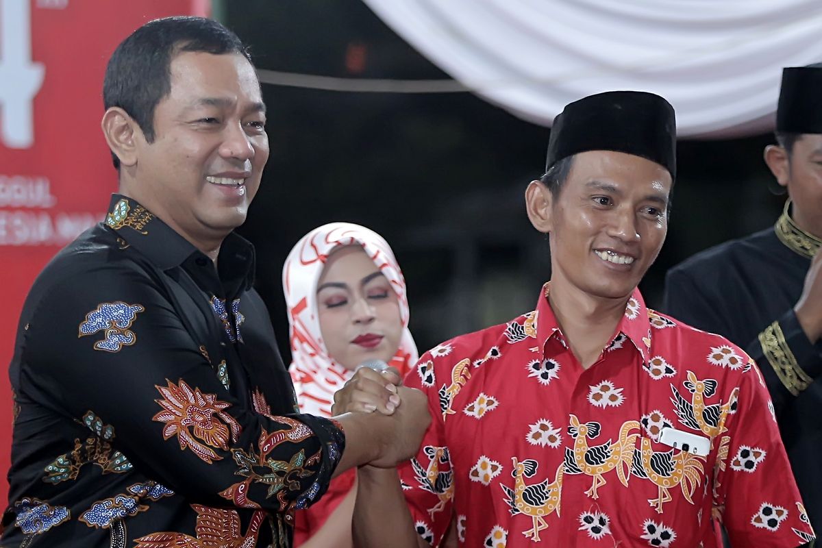 Wali Kota Semarang sedang bersalaman dengan warga Kota Semarang