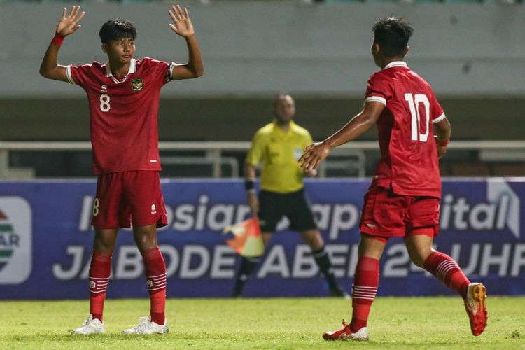Pemain timnas U17 Indonesia Arkhan Kaka (kiri) dan Muhammad Asyura berselebrasi usai membobol gawang timnas U17 Guam pada pertandingan Kualifikasi Piala Asia U17 2023 di Stadion Pakansari, Kabupaten Bogor, Senin (3/10/2022).  Indonesia menang 14-0 atas Guam.