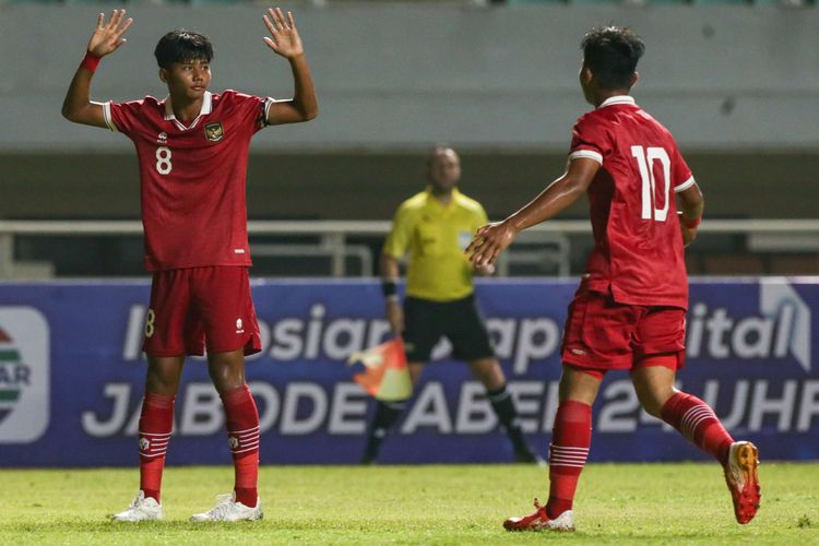 Pemain timnas U17 Indonesia Arkhan Kaka (kiri) dan Muhammad Asyura berselebrasi usai membobol gawang timnas U17 Guam pada pertandingan Kualifikasi Piala Asia U17 2023 di Stadion Pakansari, Kabupaten Bogor, Senin (3/10/2022).  Terdekat, timnas U17 Indonesia sukses mengalahkan Uni Emirat Arab pada lanjutan Kualifikasi Piala Asia U17 2023, Rabu (5/10/2022).