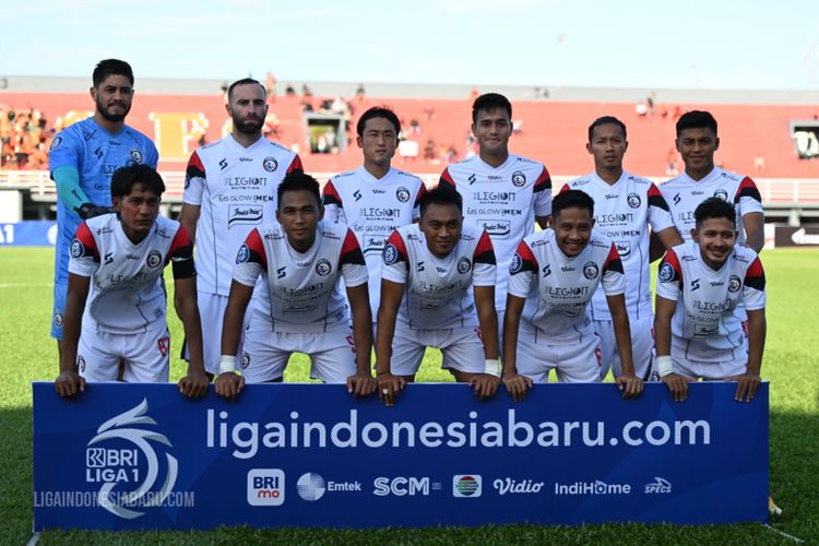 Skuad pemain Arema FC saat pertandingan pekan ke-1 Liga 1 2022-2023 melawan Borneo FC yang berakhir dengan skor 3-0 di Stadion Segiri Samarinda, Minggu (24/7/2022) sore. Selanjutnya, Arema akan melakoni laga tandang melawan PSM. Duel PSM vs Arema di Liga 1 berlangsung di Stadion Gelora BJ Habibie, Sabtu (20/8/2022). 