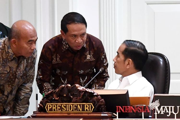 Presiden Jokowi tengah berbincang dengan Menteri Pemuda dan Olahraga Zainudin Amali dalam rapat terbatas pada hari Jumat (17/1/2020) guna membahas persiapan penyelenggaraan Piala Dunia U20 2021.