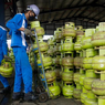 Pangkalan LPG Subsidi di Padang Digerebek Polisi, 4 Pelaku Ditangkap Saat Mengoplos Gas
