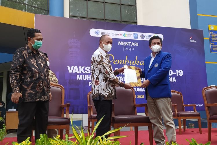 Penyerahan SK rekomendasi kuliah tatap muka di Universitas Muhammadiyah Purwokerto (UMP), Kabupaten Banyumas, Jawa Tengah, Selasa (26/10/2021).