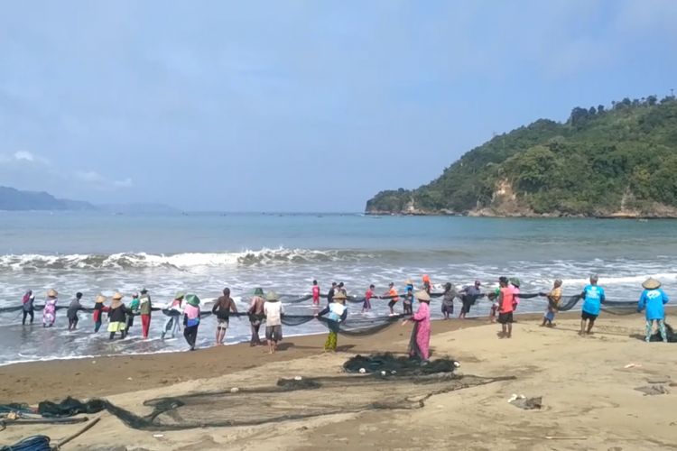 Nelayan di Pantai Sine di Kalidawir, Kabupaten Tulungagung, Jawa Timur.