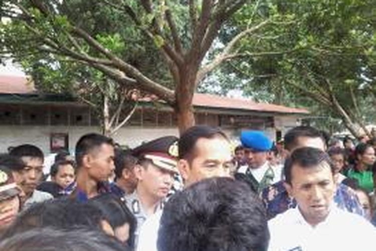 Presiden Jokowi benar-benar membuat panitia yang menyambut kedatangannya untuk menjenguk para pengungsi erupsi Gunung Sinabung, Rabu (29/8/2014), kucar-kacir. Pasalnya, dia ternyata tidak bergerak sesuai dengan agenda acara yang sudah disusun. 