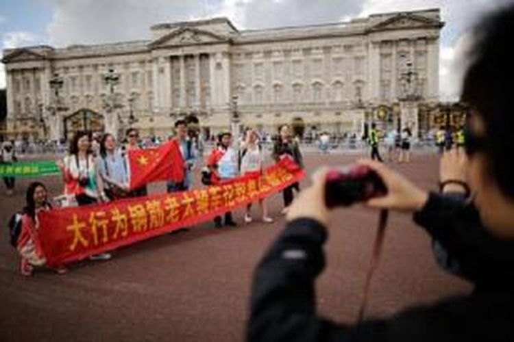 Turis China di depan Istana Buckingham di London, Inggris. 