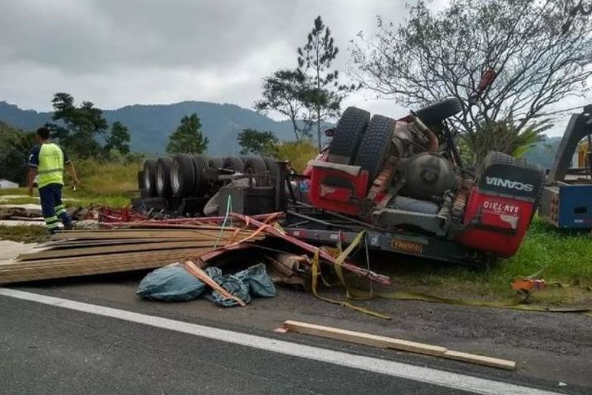 Truk bermuatan kayu yang terbalik dalam kecelakaan di Brasil.