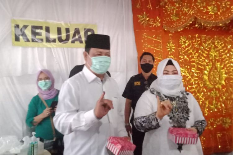 Sahbirin Noor bersama istri datang ke TPS 10 di Kelurahan Antasan Besar, Banjarmasin Tengah untuk menggunakan hak pilihnya, Rabu (9/12/2020).