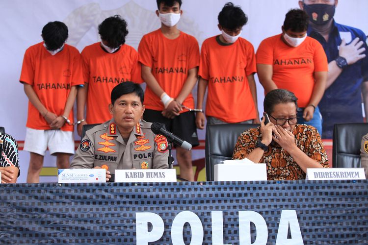 Kabid Humas Polda Metro Jaya Kombes Pol Endra Zulpan ( kiri) bersama Direskrimum Polda Metro Jaya Kombes Pol Tubagus Ade Hidayat ( kanan) memberikan keterangan saat konferensi pers di Mapolda Metro Jaya, Jakarta, Jumat (11/3/2022). Polda Metro Jaya menangkap tujuh orang tersangka pembegalan terhadap ibu hamil di Bekasi Barat dan kasus pengeroyokan di Depok beserta sejumlah barang bukti.