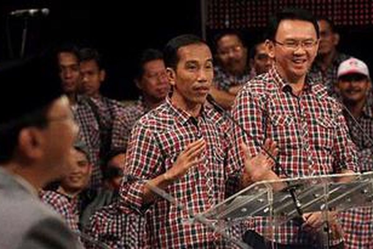 Calon Gubernur, Fauzi Bowo (kiri), Joko Widodo (tengah), dan calon Wakil Gubernur (kanan), melakukan debat calon gubernur dan wakil gubernur di Jakarta, Minggu (16/9/2012). Pasangan pasangan Foke-Nara, bersama pasangan Jokowi-Ahok, melaju ke putaran kedua pilkada DKI Jakarta, yang akan berlangsung pada 20 September mendatang.