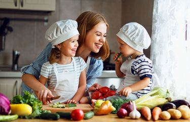 Ilustrasi pemenuhan gizi anak dengan mengenalkan makanan bernutrisi seimbang. Edukasi dengan lagu dapat menstimulus anak.