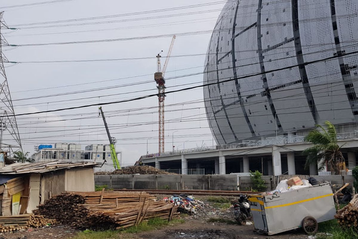 Rumah bedeng di bantaran rel kereta api menghiasi area depan megahnya bangunan Jakarta Intenational Staidum (JIS), Tanjung Priok, Jakarta Utara.