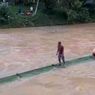 Warga 2 Desa di Tasikmalaya Setiap Hari Bertaruh Nyawa Seberangi Jembatan Darurat