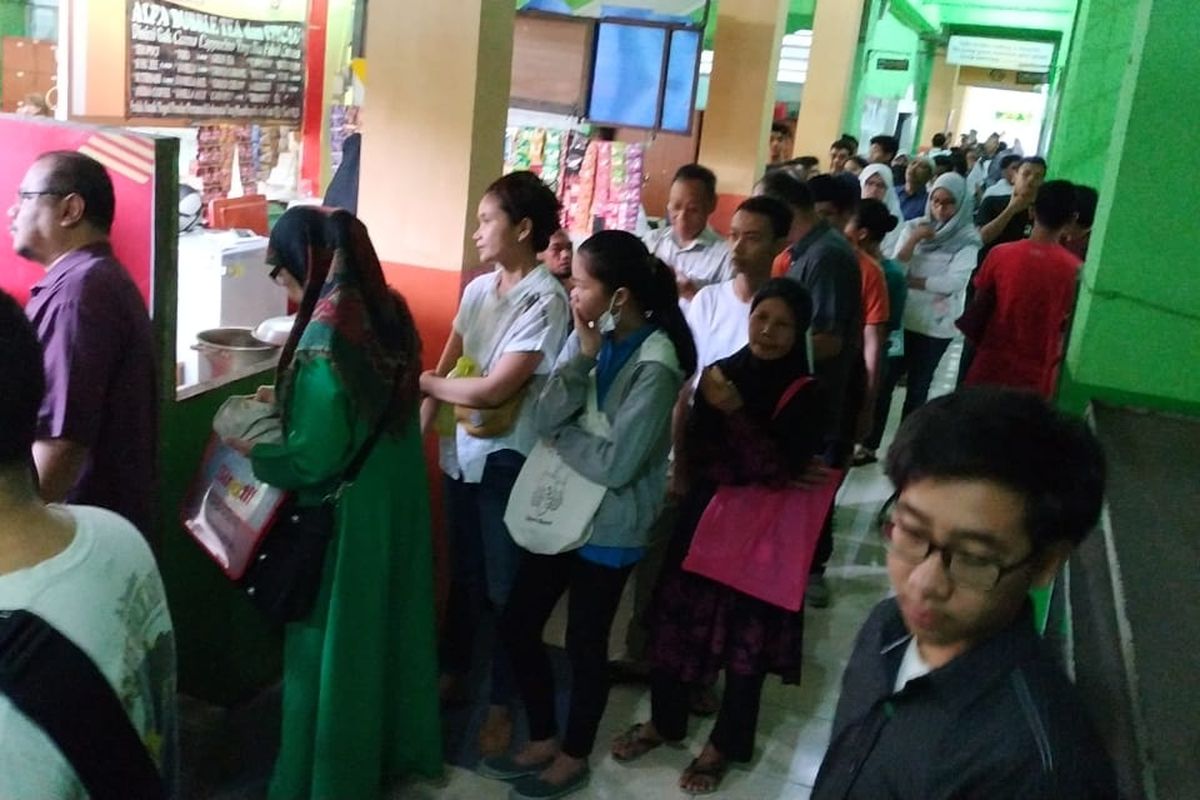 Meski telah dibagi menjadi 4 posko, antrean masih mengular di hari pertama pendaftaran PPDB 2019 DKI Jakarta di SMAN 78 Jakarta di Kemanggisan, Jakarta Barat (24/5/2019).