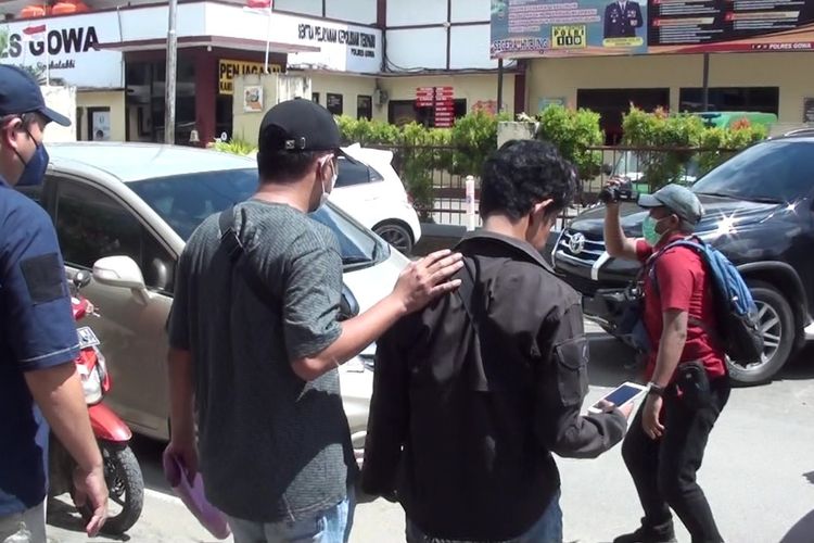 Seorang oknum wartawan media online diringkus oleh tim Jatanras Polres Gowa, Sulawesi Selatan terkait kasus pencurian ponsel milik rekan seprofesinya. Kamis, (17/3/2022).