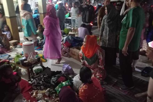 Tanggul Jebol, Perumahan Meteseh Semarang Terendam Banjir, Warga Sampai Naik Atap Rumah