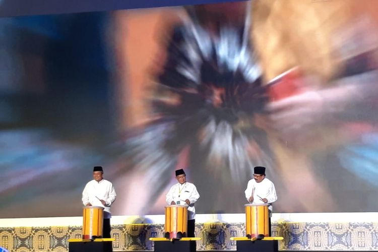 Gubernur Bank Indonesia Perry Warjiyo, Menteri Koordinator Bidang Perekonomian Darmin Nasution, Gubernur Jawa Timur Soekarwo ketika membuka Indonesia Sharia Economic Festival ke-5 di Surabaya, Selasa (11/12/2018).