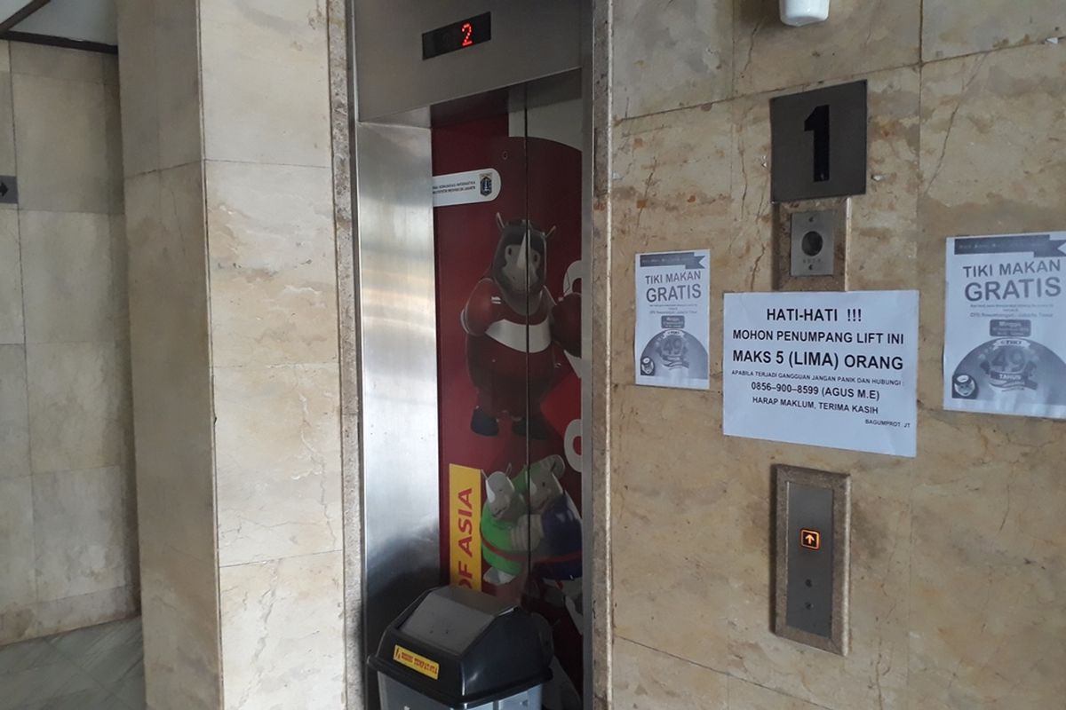 Lift di Gedung A, Kantor Wali Kota Jakarta Timur, anjlok akibat kelebihan kapasitas, Jumat (20/9/2019).