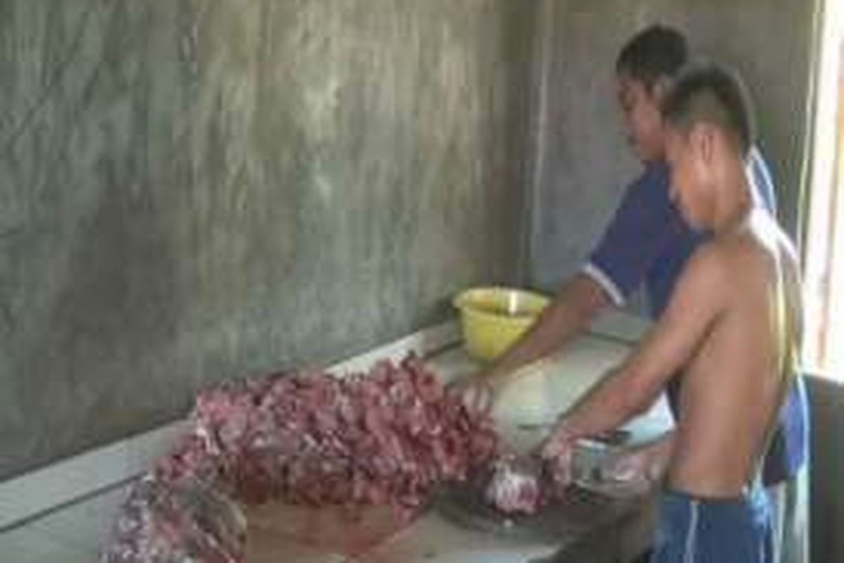 Harga daging di Mamuju Utara melonjak Rp 40.000 dalam dua pekan terakhir. Semula dijual di kisaran Rp 70.000 kini mencapai Rp 110.000 per kilogram.