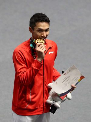 Tunggal putra Indonesia, Jonatan Christie, menyabet medali emas nomor perseorangan cabang olahraga bulu tangkis Asian Games 2018 dalam partai final di Istora Senayan, Jakarta, Selasa (28/8/2018). Jonatan menaklukkan wakil Taiwan, Chou Tien Chen.