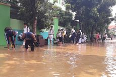 Jalan di Depan SMAN 8 Banjir, Siswa Pulang Tenteng Sepatu